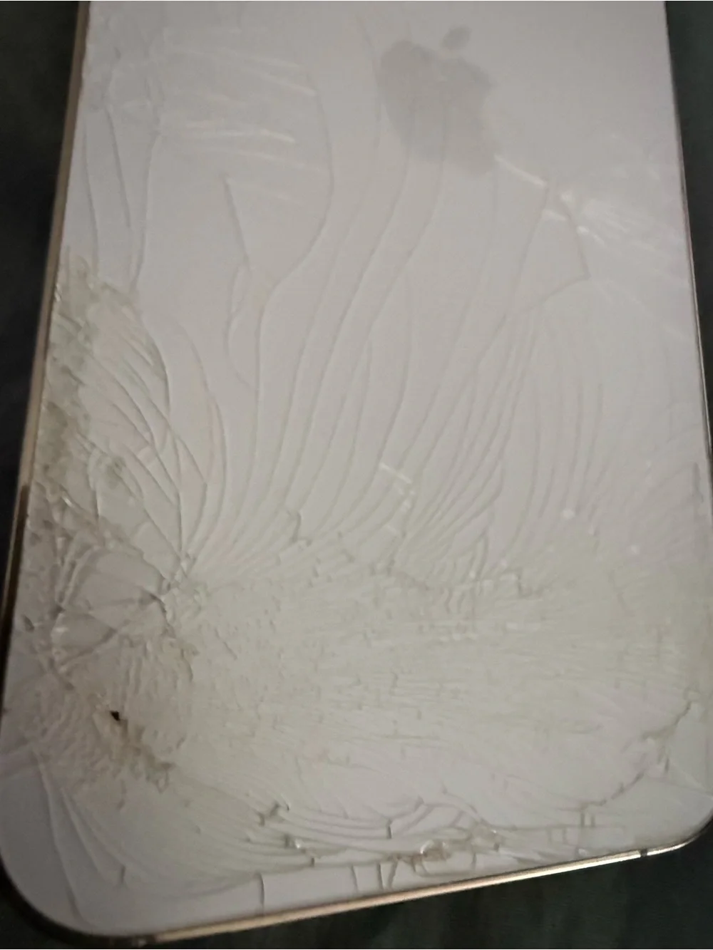 Smartphone with gold and black Panel and Triple Camera not working